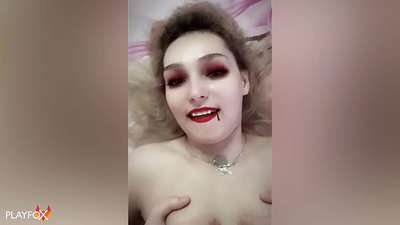 Ivan Helsing hard fucks isang sexy vampire at lumapit sa kanyang asno